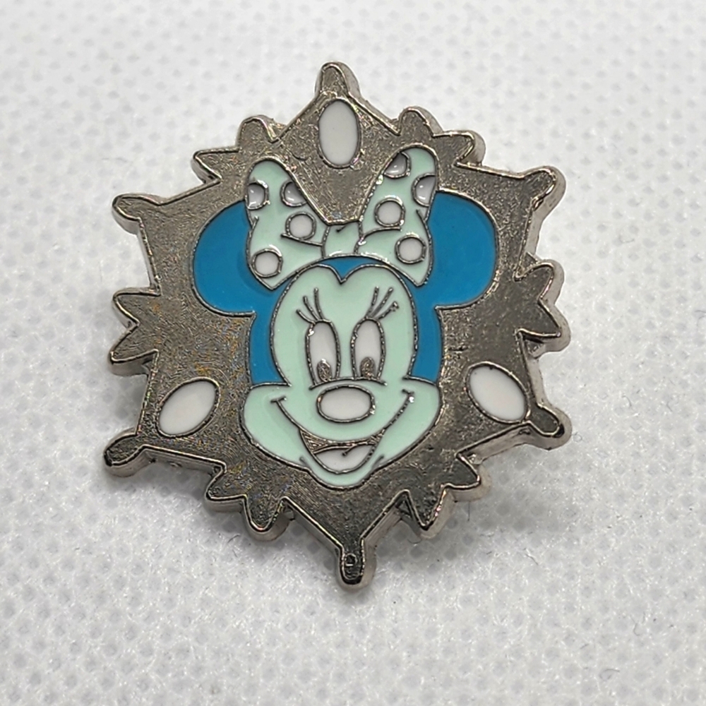 🌺 5/$25 Minnie Mouse Silver and Blue Snowflake Enamel‎ Pin